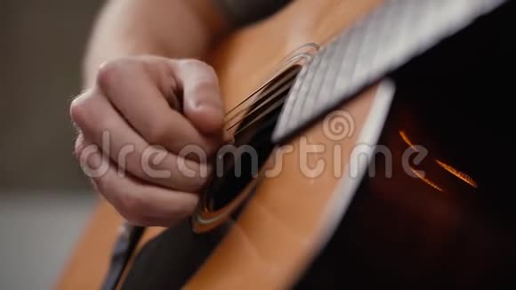 人弹吉他特写视频的预览图