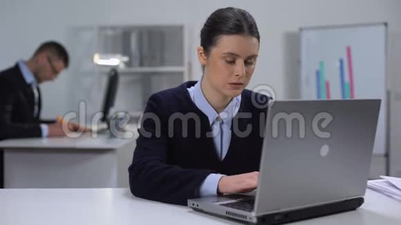 专注于笔记本电脑工作的女性经理向商业伙伴发送电子邮件视频的预览图