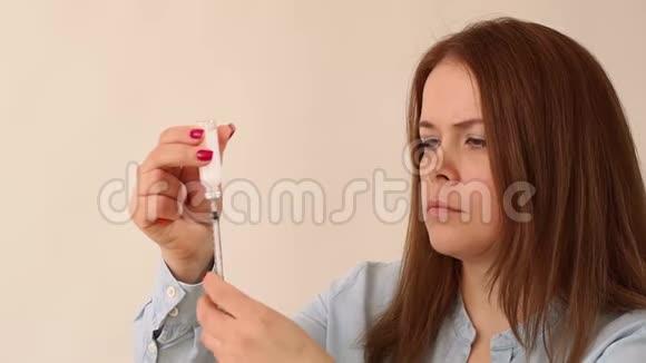 一名女性的特写镜头正在胰岛素注射器中获得短效胰岛素视频的预览图