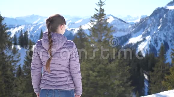 在山顶上思考的女人视频的预览图