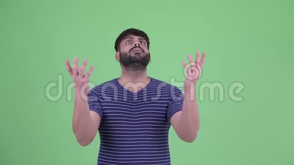 快乐的年轻胖胡子印度男人视频的预览图