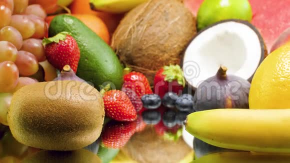 4K多莉视频各种热带水果躺在桌子上健康营养的完美背景视频的预览图
