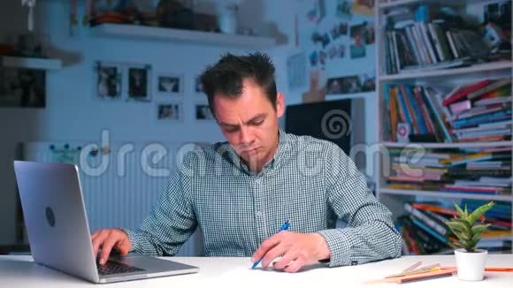 一个商人坐在一张桌子旁做笔记就像视频的预览图