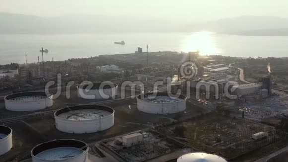 日落时化工厂的鸟瞰图炼油烟雾管道生态污染空气感染海岸视频的预览图