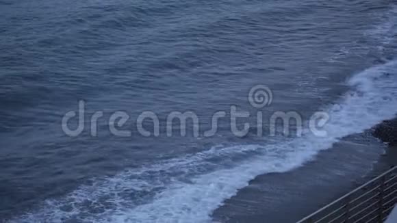 晚上海浪拍打着海岸视频的预览图