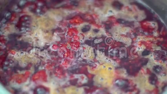 在平底锅里煮树莓果酱视频的预览图