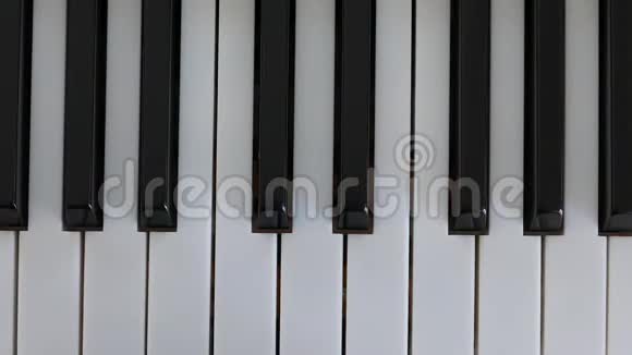 黑白钢琴琴键键盘的顶级镜头视频的预览图