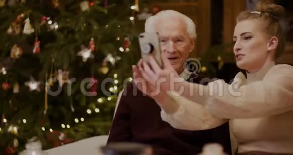 圣诞快乐的女人与祖父自爱视频的预览图