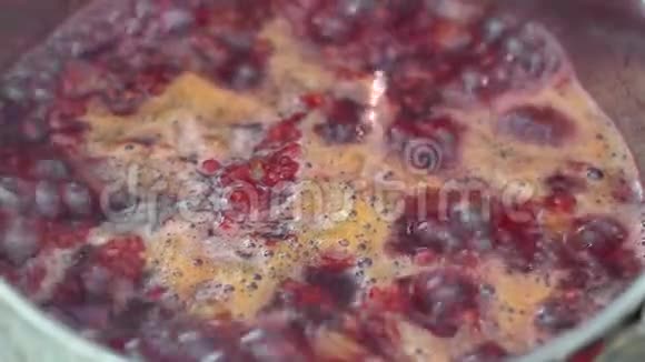 在平底锅里煮树莓果酱视频的预览图