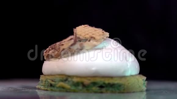 绿色饼干上甜的开胃蛋糕视频的预览图