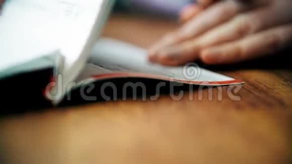 在支票簿上用钢笔向右向左填写的女人视频的预览图
