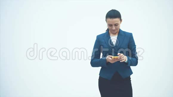 迷人的年轻快乐微笑的女人的特写肖像老师手里拿着电话白色背景视频的预览图