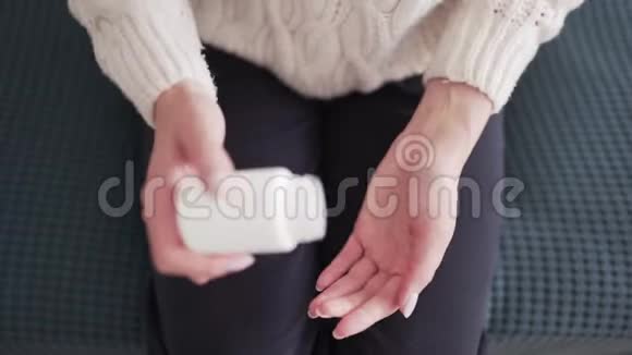 最后的抗生素药片一个女人把最后的药从包裹里倒进她的手掌治疗方法视频的预览图