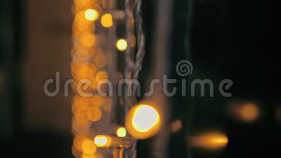 节日新年花环和一个美丽的模糊的波克可以作为背景圣诞节的气氛视频的预览图