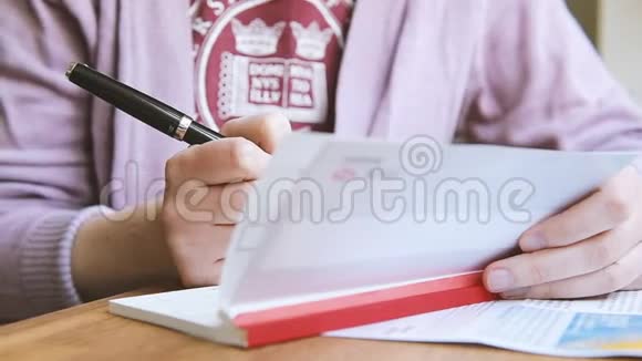女人用钢笔填支票簿视频的预览图