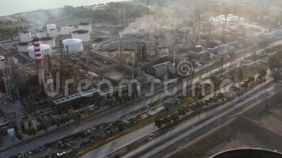 日落时化工厂的鸟瞰图炼油烟雾管道生态污染空气感染海岸视频的预览图