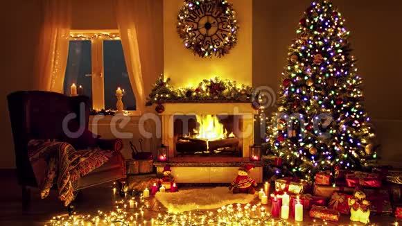 圣诞树的神奇气氛壁炉和花环附近有礼物视频的预览图