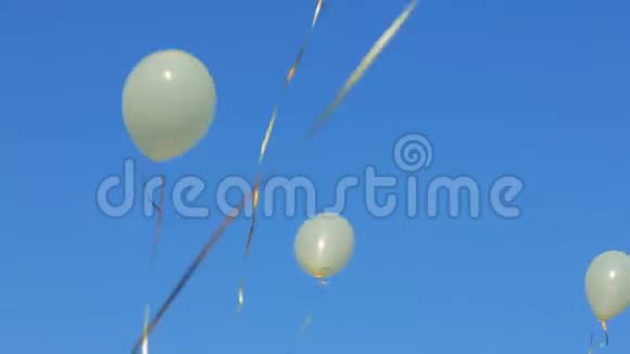 气球飞向天空视频的预览图