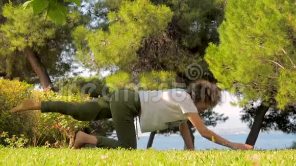 女性做瑜伽姿势前院后院早操海边的暑假海边的别墅视频的预览图