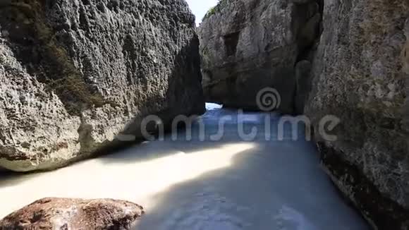 海浪在三块岩石之间翻滚视频的预览图
