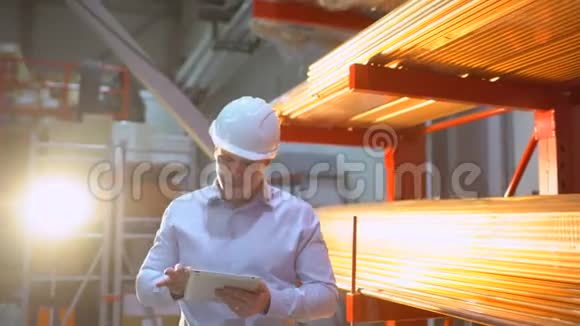 建筑工人工程师带着平板电脑行走在工厂的建筑工地上员工是硬仓男视频的预览图