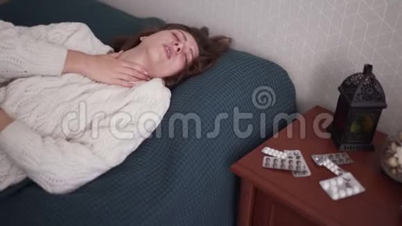 感冒的症状不健康的白人女性得了流感流感病毒体温及咳嗽视频的预览图
