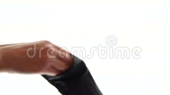 戴上防护乳胶手套双手在白色背景上戴橡胶黑色手套医生戴上乳胶手套视频的预览图