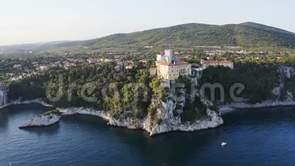 城堡在海面上的岩石上视频的预览图