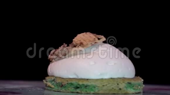 绿色饼干上甜的开胃蛋糕视频的预览图