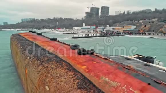 一场环境灾难石油产品对海洋的污染这艘船的残骸油轮很多人视频的预览图