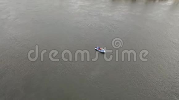 孤独的渔夫在河上的一艘船上视频的预览图
