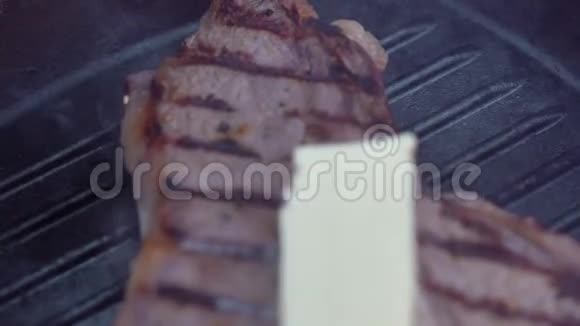 在烤盘上烤熟牛排视频的预览图