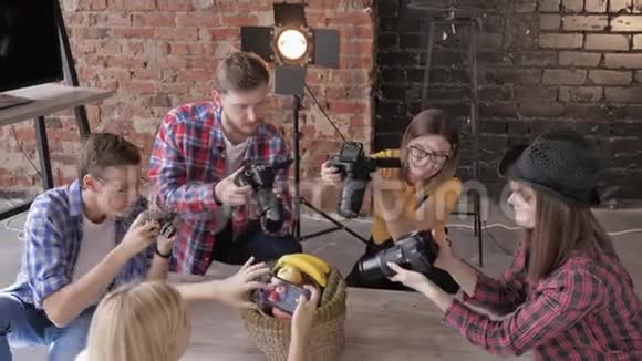 摄影大师班年轻摄影师学会用相机和手机在篮子里拍照水果视频的预览图