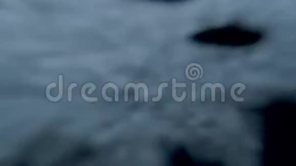 4k海上海浪和移动石块的特写视频视频的预览图