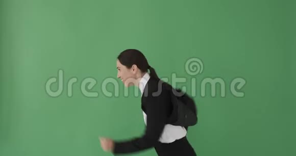 兴奋的女商人跑过绿色的背景视频的预览图