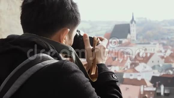 年轻的亚洲旅行背包客在欧洲市中心在捷克的克斯基克鲁姆洛夫的老城拍照视频的预览图