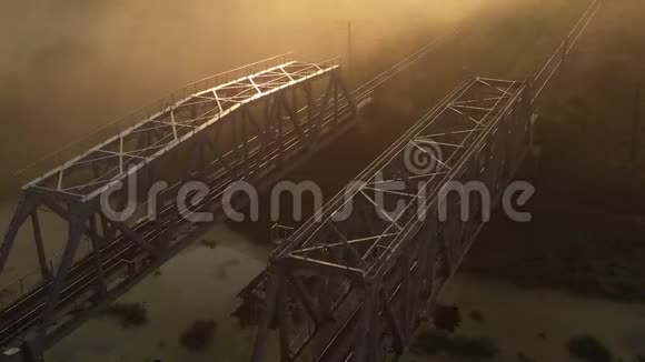黎明时分在雾中架起铁铁桥视频的预览图