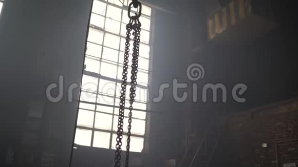 大窗户背景上链子上的钩子产业链吊车吊钩恐怖电影氛围地点视频的预览图