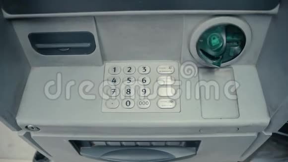 灰色自动取款机中闪烁的绿色插槽ATM机闪烁着绿色视频的预览图