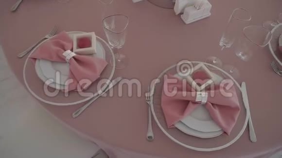 用粉红色的手帕铺在粉红色的桌布上叉子的眼镜视频的预览图