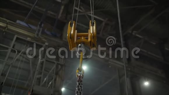 起重机链条和钩黑色背景工业工厂的起重机吊钩视频的预览图