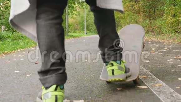 青少年滑板城市公园骑手运动户外视频的预览图