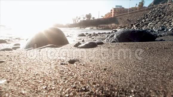 特写4k视频平静的沙滩在日落光线下有巨大的岩石和悬崖视频的预览图