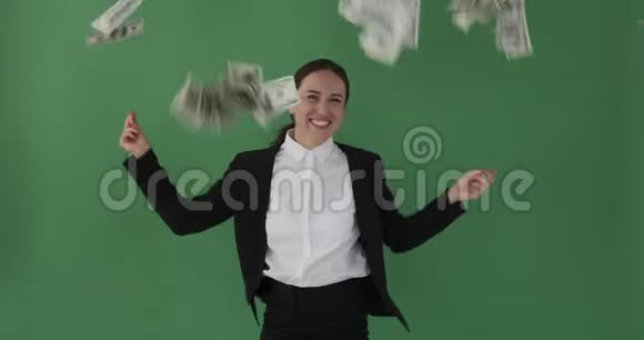 女商人在下雨的钱下跳舞视频的预览图