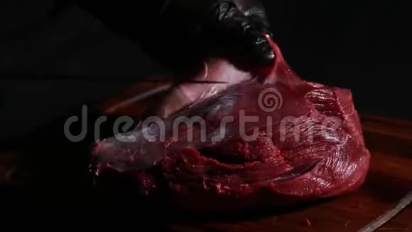 厨师准备烤肉屠夫手用刀切肉片视频的预览图