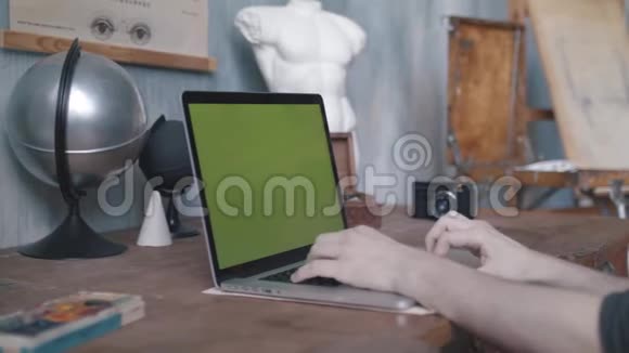 在笔记本电脑上用绿色色键屏幕特写男人的手打字库存录像笔记本电脑新技术概念视频的预览图