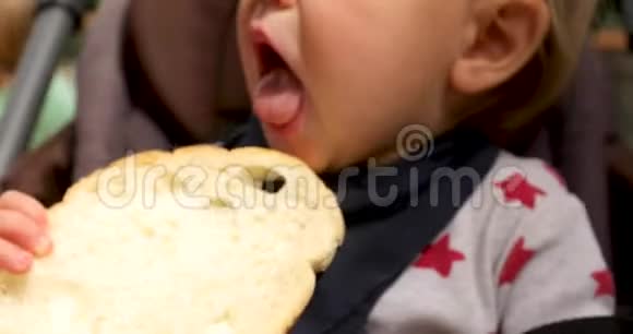 孩子在椅子上吃面包视频的预览图
