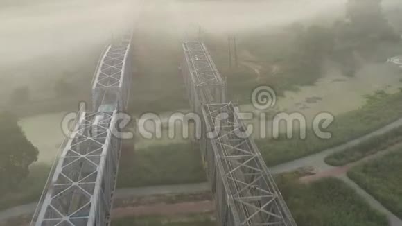黎明时分在雾中架起铁铁桥视频的预览图