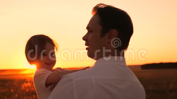 快乐童年的概念家人父亲和他的小女儿在公园里玩带着小孩的爸爸视频的预览图