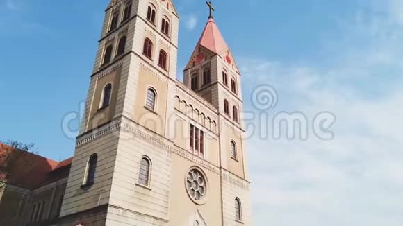 青岛圣迈克尔大教堂和广场视频的预览图